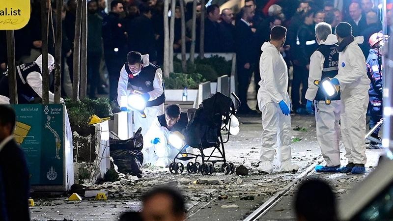 Cảnh sát Thổ Nhĩ Kỳ điều tra tại hiện trường vụ nổ ở khu phố đi bộ Istiklal của Istanbul, ngày 13/11. (Ảnh: AFP/TTXVN)