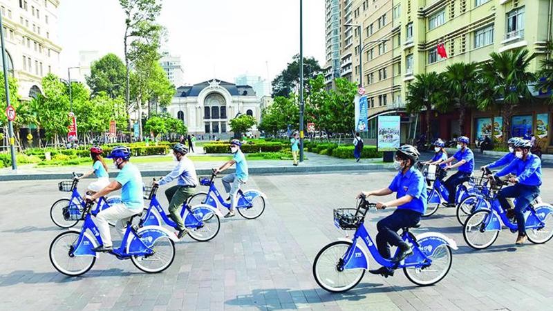 Người dân sử dụng xe đạp đô thị tại Thành phố Hồ Chí Minh.