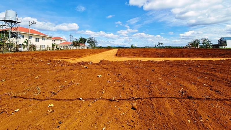 Khu tái định cư tại xã Đắk Wer, huyện Đắk R’Lấp đang được hoàn thiện để cấp đất tái định cư cho người dân.