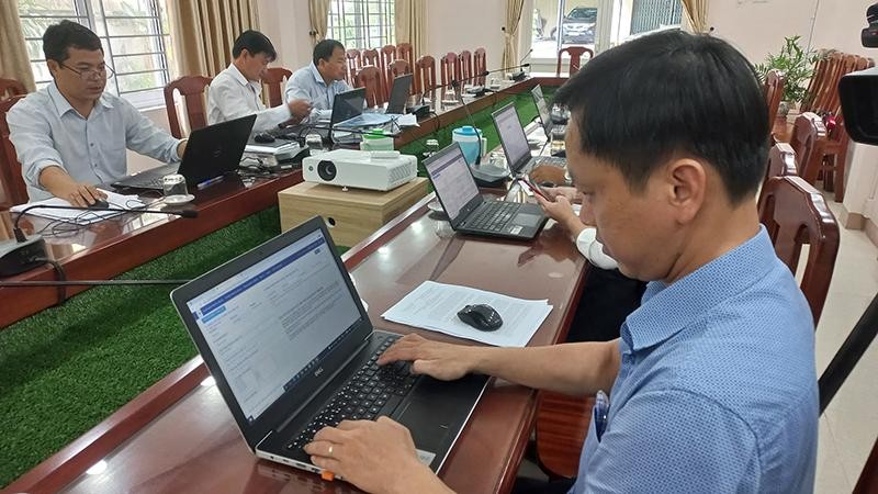 Các thanh tra viên Thanh tra tỉnh Quảng Ngãi xử lý, loại bỏ thanh, kiểm tra trùng lặp, chồng chéo trên phần mềm.