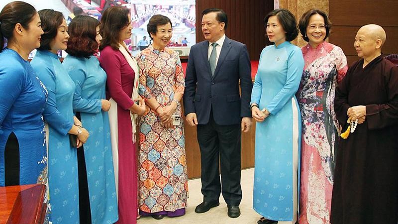 Bí thư Thành ủy Hà Nội Đinh Tiến Dũng trò chuyện với đại biểu phụ nữ Thủ đô sáng 30/11. 