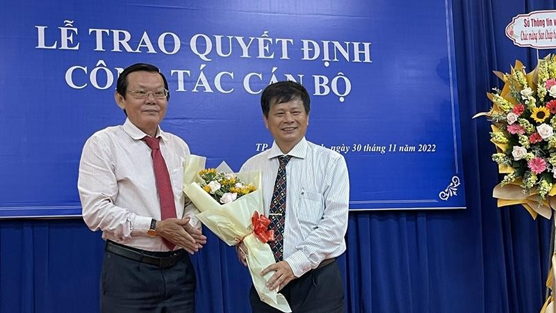 Nhà báo Trần Trọng Dũng (bên phải) trao hoa và quyết định cho nhà báo Nguyễn Tấn Phong.