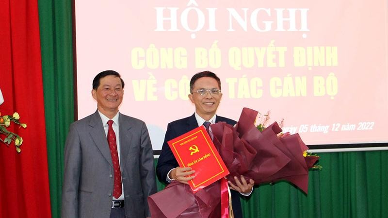 Bí thư Tỉnh ủy Lâm Đồng Trần Đức Quận trao quyết định và tặng hoa chúc mừng tân Bí thư Thành ủy Đà Lạt.
