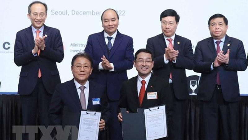 Chủ tịch nước Nguyễn Xuân Phúc và Phó Thủ tướng Hàn Quốc Choo Kyung Ho chứng kiến lễ trao biên bản hợp tác giữa các doanh nghiệp hai nước. (Ảnh: Thống Nhất/TTXVN)