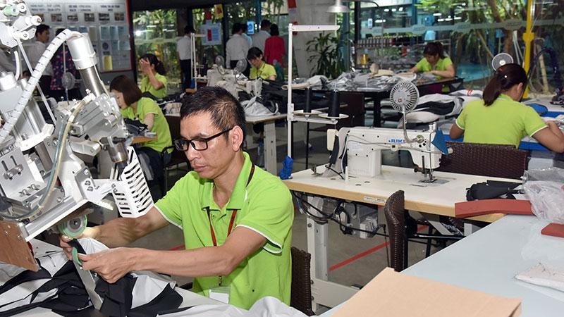 Sản xuất các mặt hàng xuất khẩu tại Công ty cổ phần sản xuất hàng thể thao MXP, khu công nghiệp Nguyễn Đức Cảnh (Thái Bình). (Ảnh: NGỌC MAI) 