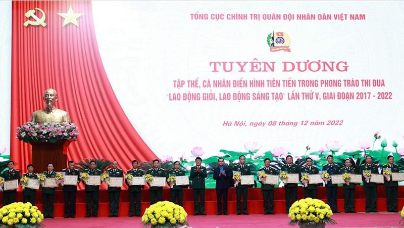 Đại tướng Lương Cường và Chủ tịch Tổng Liên đoàn Lao động Việt Nam Nguyễn Đình Khang trao khen thưởng tại hội nghị.