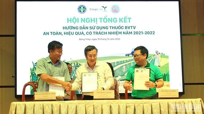 Đại diện Cục Bảo vệ thực vật, Sở Nông nghiệp và Phát triển nông thôn tỉnh Đồng Tháp và Hiệp hội CropLife đã ký kết Kế hoạch hợp tác năm 2023.