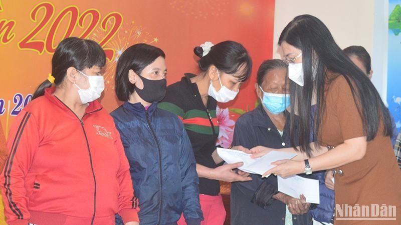 Bí thư Tỉnh ủy Quảng Ngãi Bùi Thị Quỳnh Vân tặng quà Tết cho người nghèo.