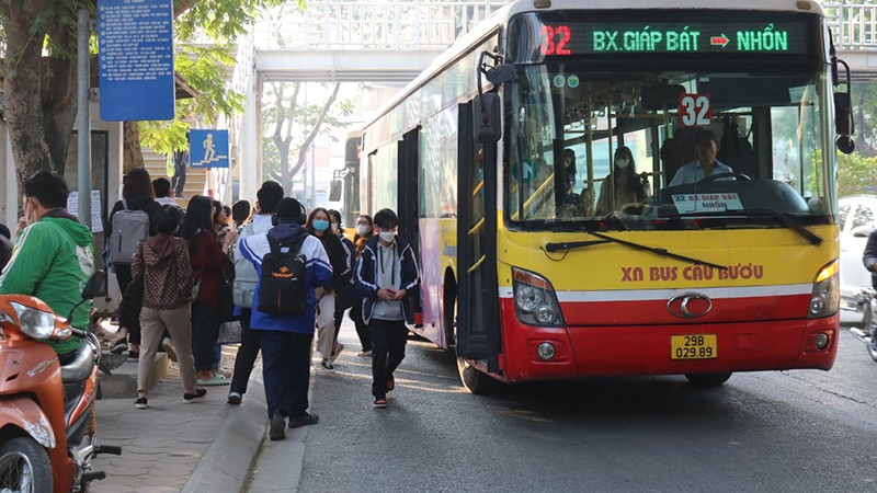 Trong khoảng 15 năm tới, xe buýt vẫn sẽ là phương tiện vận tải công cộng chủ lực của Hà Nội. (Ảnh: Công Nhất)