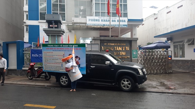 Xe loa cổ động tiêm vaccine phòng Covid-19 của Trung tâm Y tế quận Tân Bình chuẩn bị xuất phát tuyên truyền đến người dân hiệu quả tiêm phòng Covid-19.