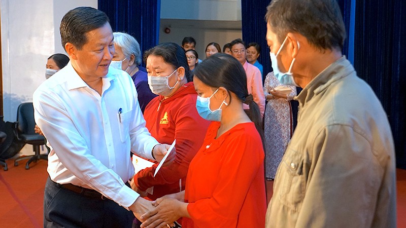 Phó Thủ tướng Lê Minh Khái tặng quà Tết cho công nhân lao động có hoàn cảnh khó khăn tại Cà Mau.