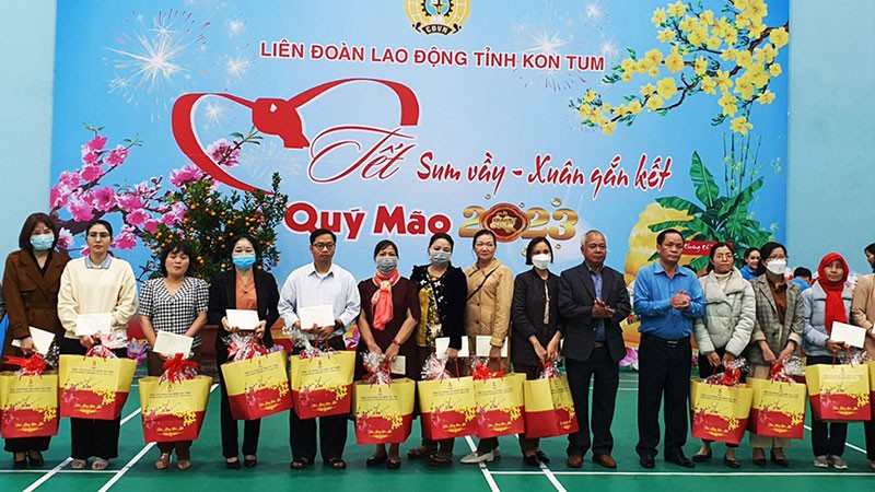 Lãnh đạo tỉnh Kon Tum trao quà của đồng chí Võ Văn Thưởng cho đoàn viên, người lao động trên địa bàn.