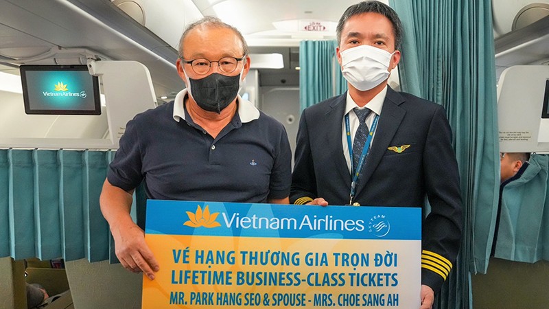 Vietnam Airlines tặng huấn luyện viên Park Hang Seo và phu nhân vé Thương gia trọn đời hành trình khứ hồi giữa Hàn Quốc và Việt Nam.