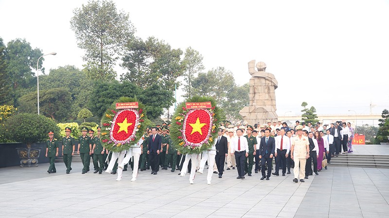 Các đại biểu dâng hoa, dâng hương tại Nghĩa trang Liệt sĩ Thành phố Hồ Chí Minh.