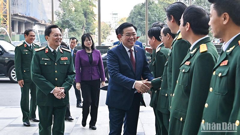 Chủ tịch Quốc hội Vương Đình Huệ với đội ngũ thầy thuốc Bệnh viện Trung ương Quân đội 108.