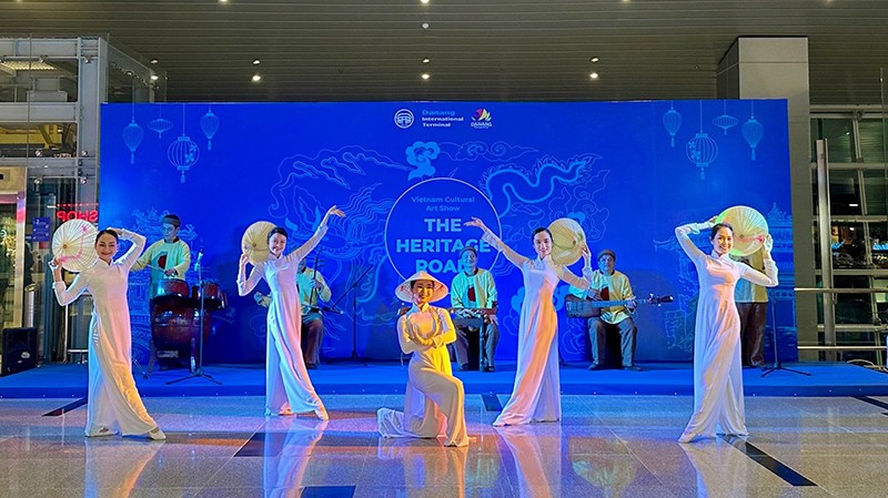 Các nghệ sĩ biểu diễn tại chương trình nghệ thuật Con đường di sản, tối 17/3.