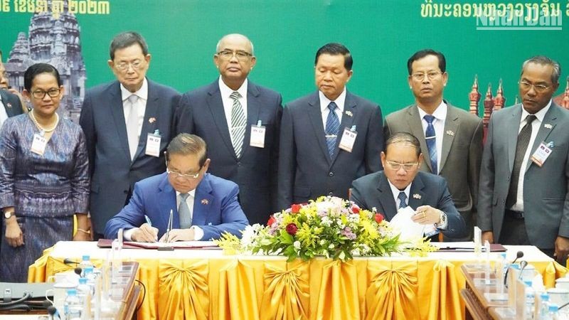 Bộ trưởng Công an Lào và và Bộ trưởng Nội vụ Campuchia ký kết hợp tác năm 2023. (Ảnh: Trịnh Dũng)
