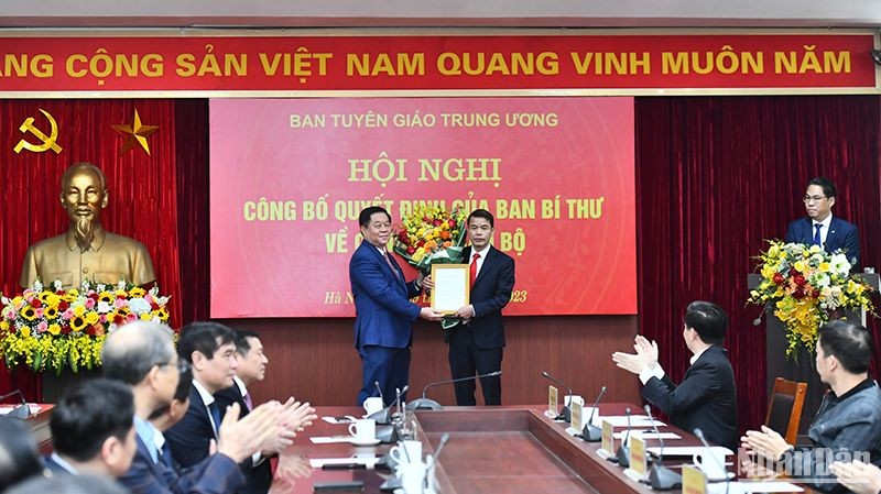 Đồng chí Nguyễn Trọng Nghĩa trao Quyết định và chúc mừng đồng chí Vũ Thanh Mai. (Ảnh: ĐĂNG KHOA)