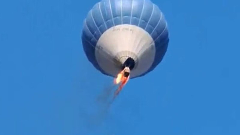 Chiếc khinh khí cầu bị bốc cháy dữ dội khi đang bay. (Nguồn: SPD Noticias)