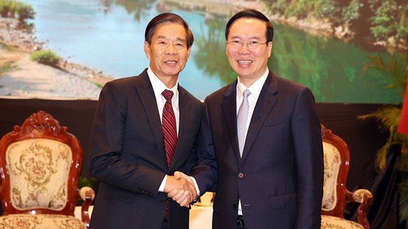 Chủ tịch nước Võ Văn Thưởng tiếp Chủ tịch Ủy ban Trung ương Mặt trận Lào xây dựng đất nước Sinlavong Khoutphaythoune. (Ảnh: Thống Nhất/TTXVN)
