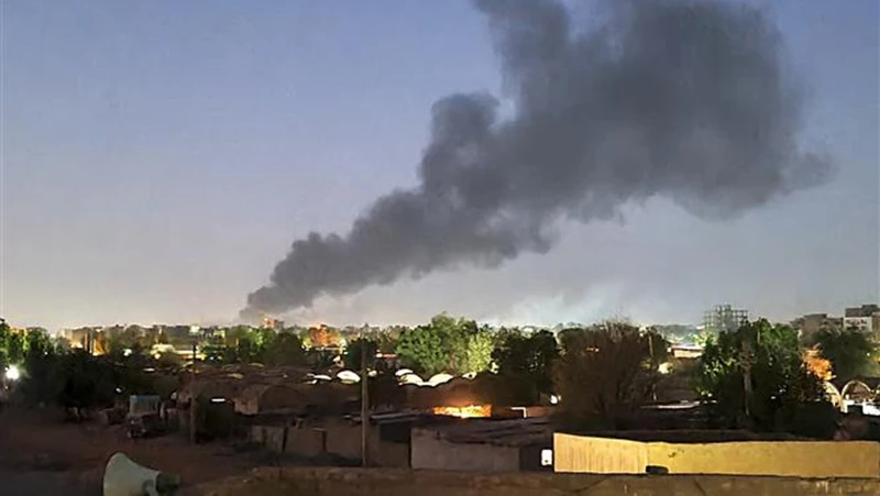 Khói bốc lên sau các cuộc giao tranh giữa quân đội Sudan và lực lượng bán quân sự RSF ở Khartoum (Sudan, ngày 6/5/2023. (Ảnh: AFP/TTXVN)