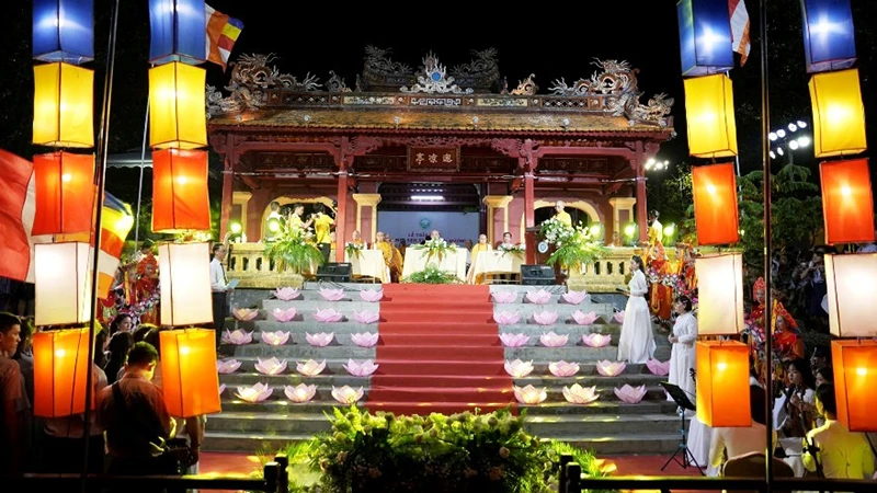 Ban Trị sự Giáo hội Phật giáo Việt Nam tỉnh Thừa Thiên Huế long trọng tổ chức lễ thắp sáng 7 hoa sen trên sông Hương.