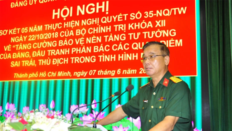 Đại tá Nguyễn Tuấn Bảo, Phó Chính ủy Bộ Tư lệnh Thành phố Hồ chí Minh phát biểu chỉ đạo tại hội nghị.