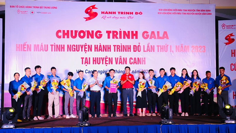 Ông Phan Văn Hiệp - Chủ tịch Hội Chữ thập đỏ huyện Vân Canh, tỉnh Bình Định thông qua Quyết định thành lập Câu lạc bộ “Ngân hàng máu sống” Vân Canh ban đầu với 15 thành viên. 