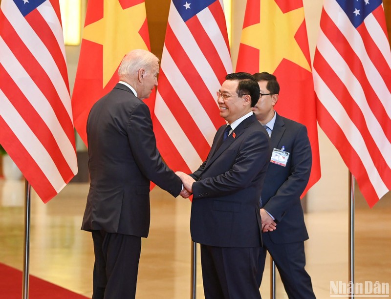 Chủ tịch Quốc hội Vương Đình Huệ chào mừng Tổng thống Hoa Kỳ Joe Biden đến Nhà Quốc hội.