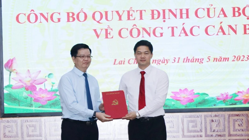 Phó Trưởng Ban Thường trực Ban Tổ chức Trung ương Mai Văn Chính trao quyết định của Bộ Chính trị cho đồng chí Vũ Mạnh Hà.