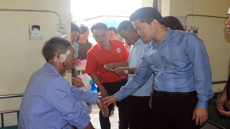 Lãnh đạo tỉnh Lai Châu thăm hỏi động viên các nạn nhân bị ảnh hưởng bởi mưa lũ.