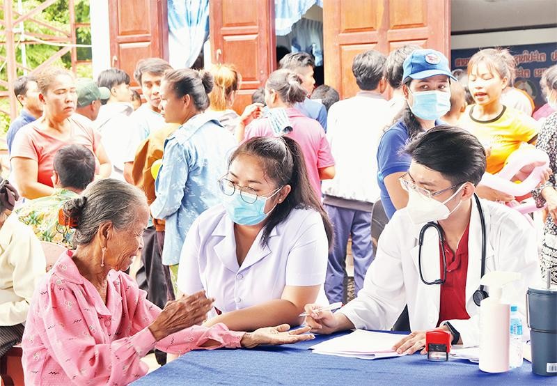 Các bác sĩ trẻ Thành phố Hồ Chí Minh khám và phát thuốc cho người dân tỉnh Attapeu (Lào). (Ảnh TĐ) 