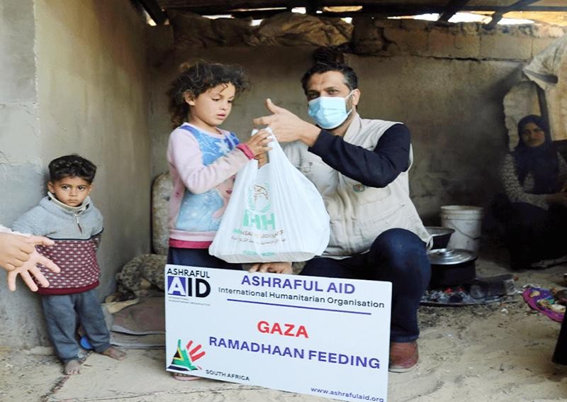 Người dân Palestine nhận viện trợ quốc tế. (Ảnh ASHRAFUL AID).