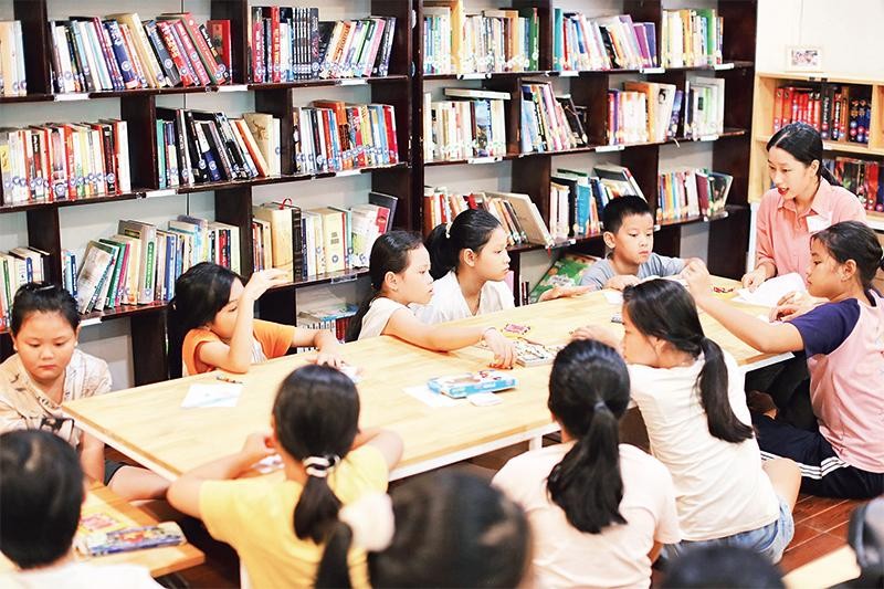 Độc giả nhí tham gia các hoạt động tại Thư viện Dương Liễu (huyện Hoài Đức).