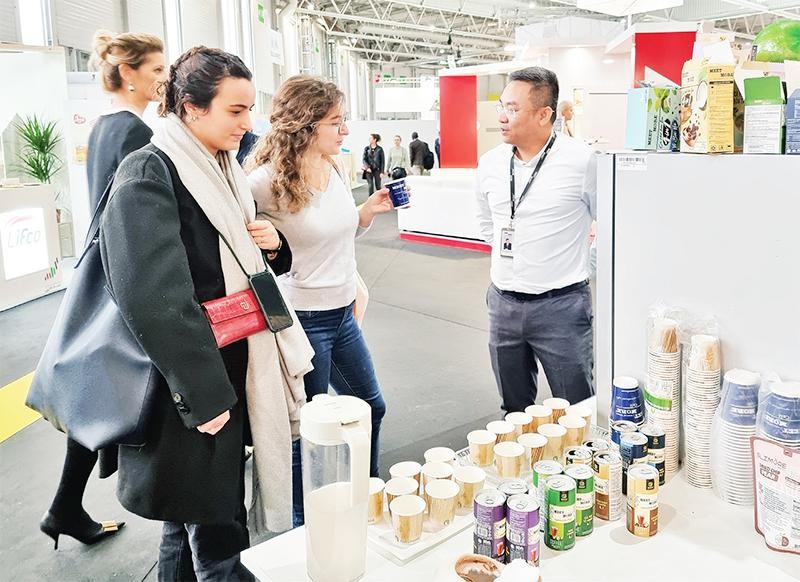Người tiêu dùng dùng thử sản phẩm cà-phê nông sản Meet More do doanh nhân kiều bào đầu tư sản xuất ở TP Hồ Chí Minh tại hội chợ thực phẩm quốc tế vừa diễn ra tại Paris, Pháp. (Ảnh CTV)