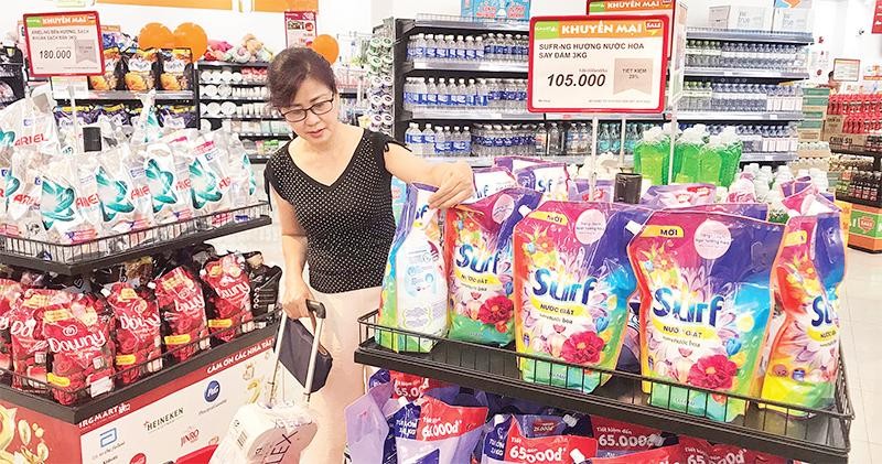 Người tiêu dùng chọn mua các sản phẩm giảm giá, khuyến mại tại siêu thị BRGmart.