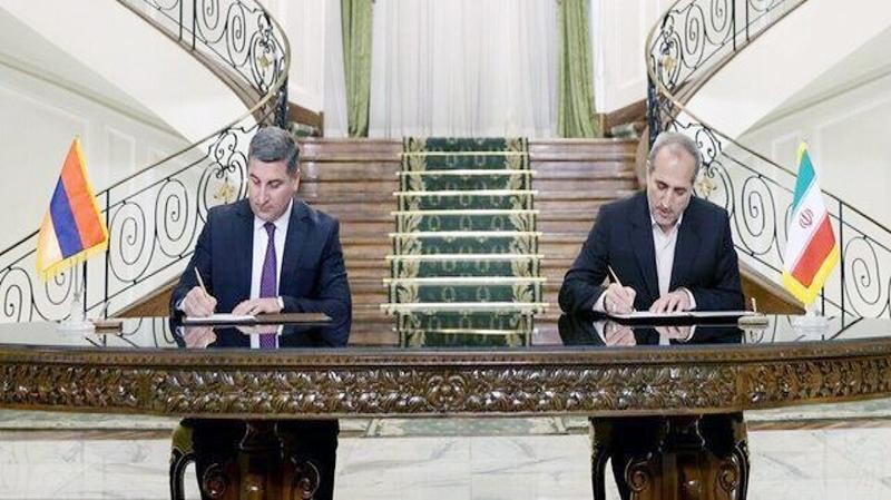 Iran và Armenia ký gia hạn thỏa thuận đổi khí đốt lấy điện. (Ảnh APA)