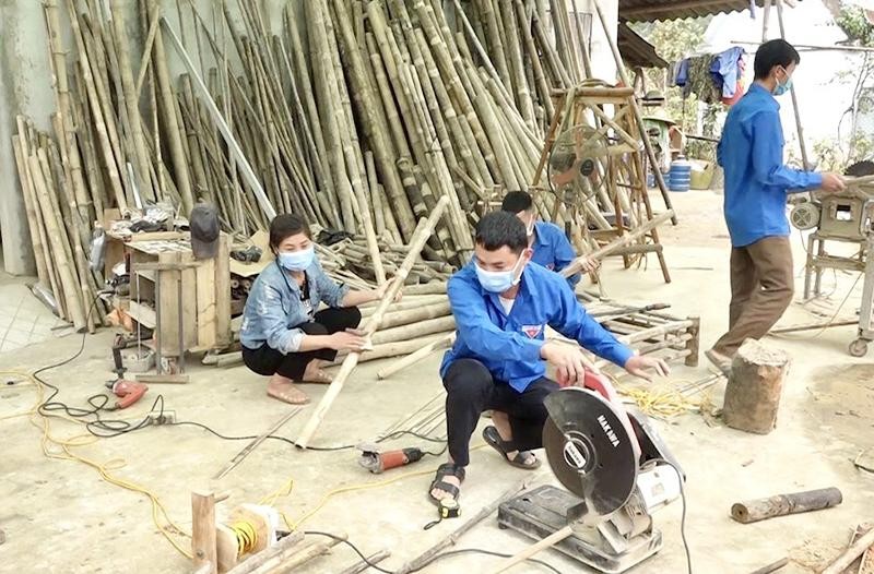 Chế biến mặt hàng thủ công mỹ nghệ từ cây tre ở huyện Như Xuân (Thanh Hóa).