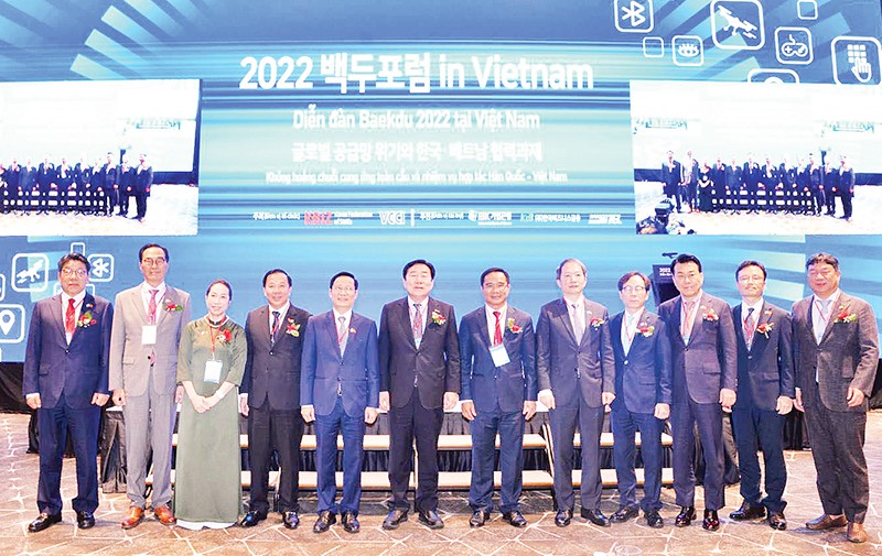 Đại diện đơn vị tổ chức Diễn đàn Baekdu Forum 2022: Liên đoàn doanh nghiệp SMEs Hàn Quốc, Liên đoàn Thương mại và Công nghiệp Việt Nam cùng SAIGONTEL và các doanh nghiệp Hàn Quốc tiêu biểu. 