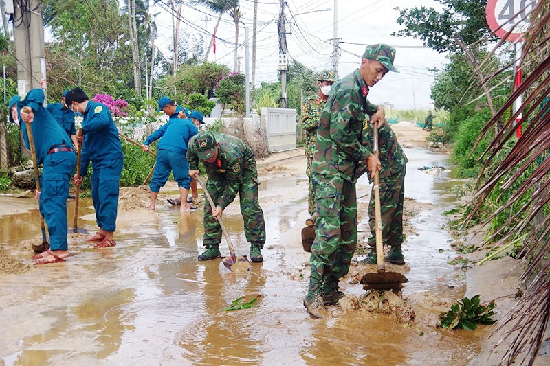 Cán bộ, chiến sĩ lực lượng vũ trang huyện Lý Sơn (Quảng Ngãi) giúp người dân khắc phục hậu quả bão số 4 (tháng 4/2022). (Ảnh HỮU ĐỒNG)