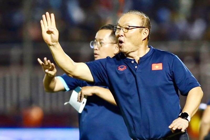 Huấn luyện viên Park Hang-seo chỉ đạo đội tuyển Việt Nam trong một trận đấu.