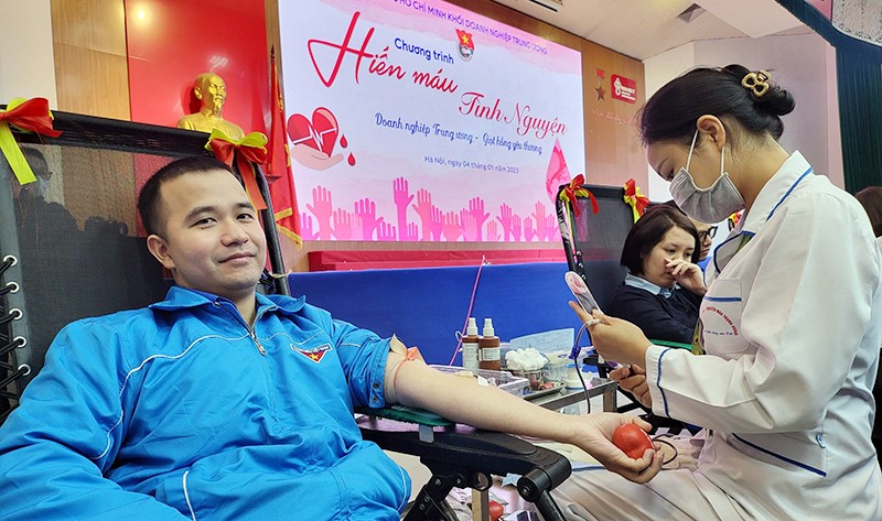 Các tình nguyện viên tham gia hiến máu tại chương trình "Doanh nghiệp Trung ương - Giọt hồng yêu thương", diễn ra tại Hà Nội.