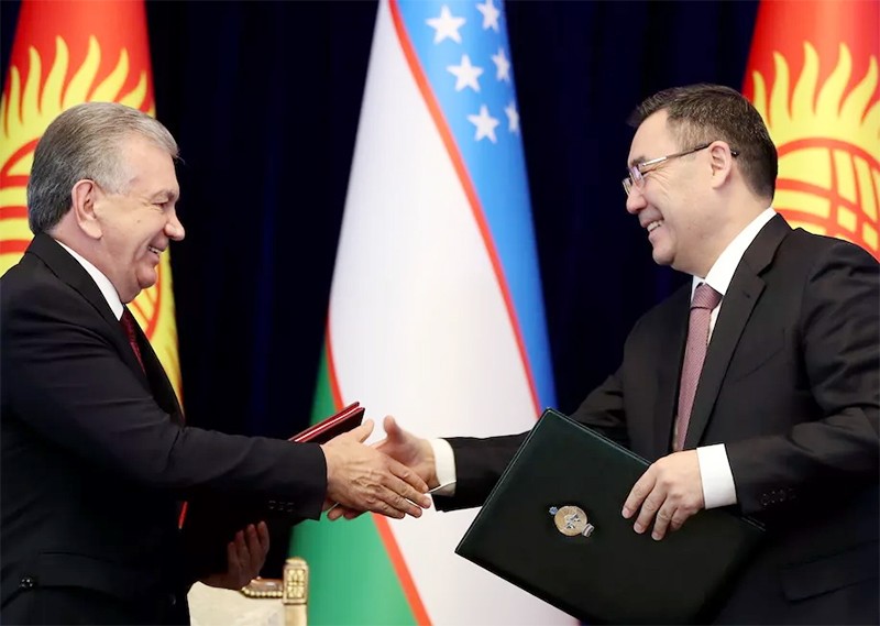 Hai Tổng thống Kyrgyzstan và Uzbekistan trao đổi văn kiện phân định biên giới.