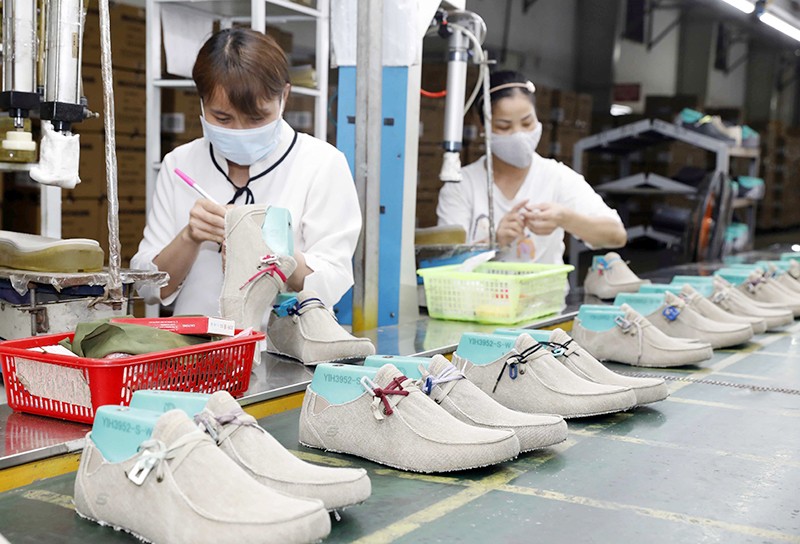 Sản xuất giày xuất khẩu tại Công ty cổ phần Giày Hồng An, xã Liên Sơn, huyện Lương Sơn, Hòa Bình. (Ảnh TRẦN VIỆT) 