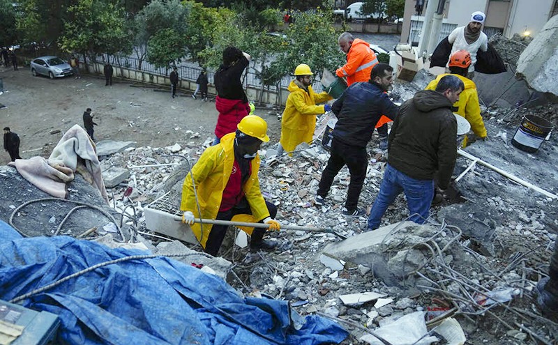 Lực lượng cứu hộ tại hiện trường vụ động đất ở Thổ Nhĩ Kỳ.