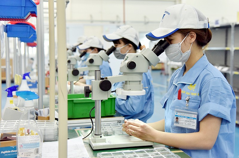 Sản xuất thiết bị cơ khí siêu chính xác tại nhà máy của Công ty TNHH Fujikin Bắc Ninh (Khu công nghiệp VSIP Bắc Ninh). (Ảnh NGỌC MAI)