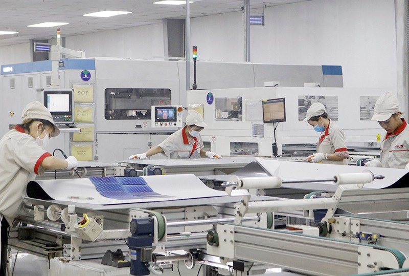 Sản xuất pin năng lượng mặt trời tại Công ty cổ phần Việt Nam Sunergy (100% vốn đầu tư Nhật Bản), Khu công nghiệp Đình Trám, tỉnh Bắc Giang. (Ảnh ĐỒNG THÚY)