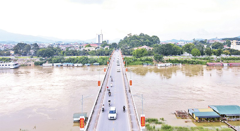 Cầu Nông Tiến bắc qua sông Lô.