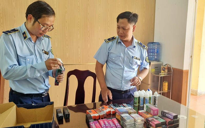 Lực lượng quản lý thị trường tỉnh Gia Lai thu giữ nhiều sản phẩm thuốc lá điện tử vi phạm. (Ảnh ĐỨC HÙNG) 