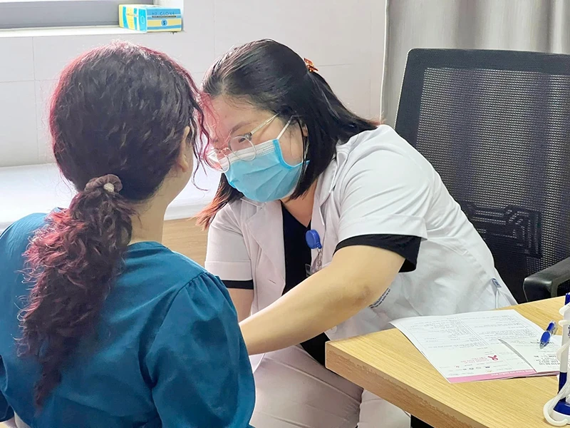 Khám sàng lọc ung thư vú cho người dân tại Bệnh viện Ung bướu Hà Nội. (Ảnh VŨ HƯƠNG)